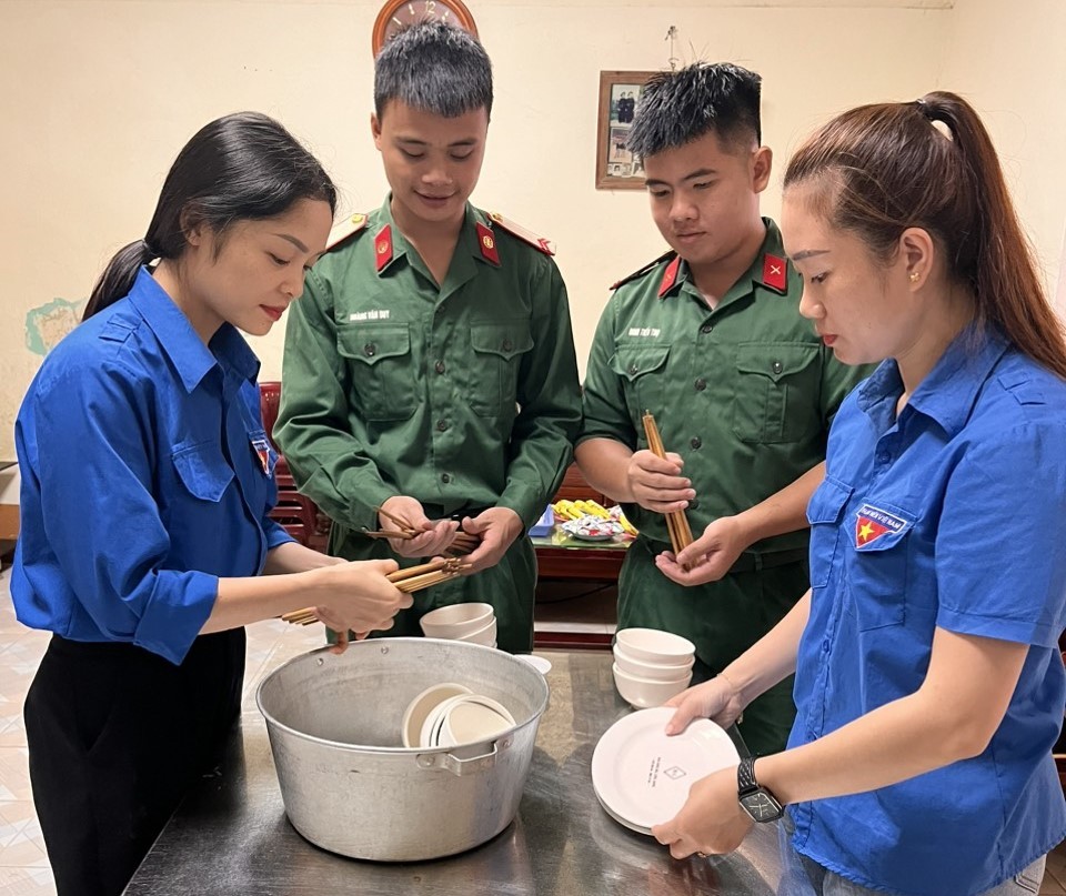 Đoàn viên, thanh niên thành phố Lạng Sơn nấu cơm tại gia đình 