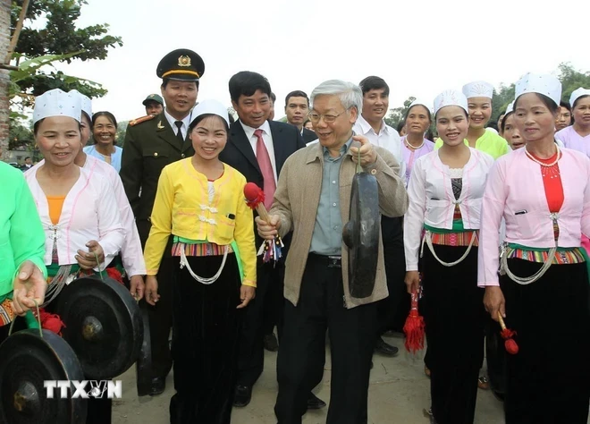 Tổng Bí thư Nguyễn Phú Trọng cùng đánh cồng với đồng bào dân tộc Mường trong Ngày hội Đại đoàn kết toàn dân tộc khu dân cư xóm Cầu, xã Bắc Sơn, huyện Kim Bôi, tỉnh Hòa Bình (13/11/2011). (Ảnh: Trí Dũng/TTXVN)