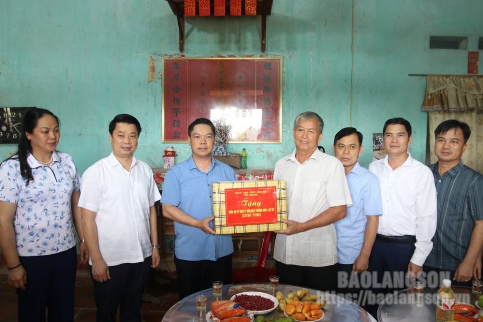 Đồng chí Đoàn Thanh Sơn, Phó Chủ tịch UBND tỉnh trao quà cho ông Nguyễn Văn Con