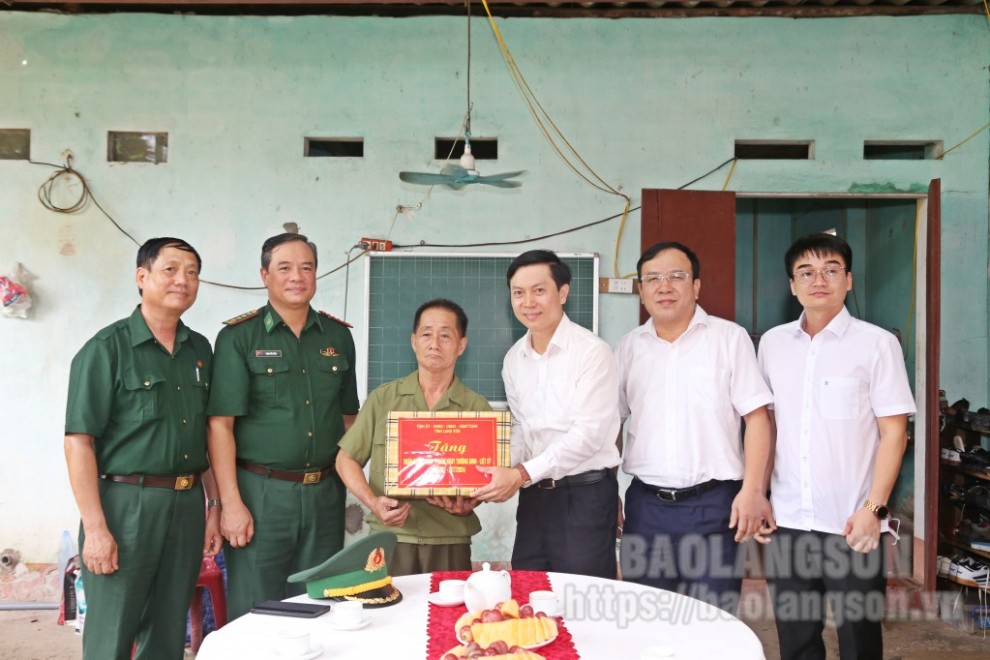 Đoàn công tác của tỉnh tặng quà thương binhNguyễn Đình Thức tại thị trấn Hữu Lũng