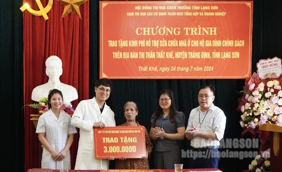 Đại diện Phòng khám Đa khoa Trung Tâm Lạng Sơn trao tặng kinh phí hỗ trợ cho gia đình bà Nguyễn Thị Gái.