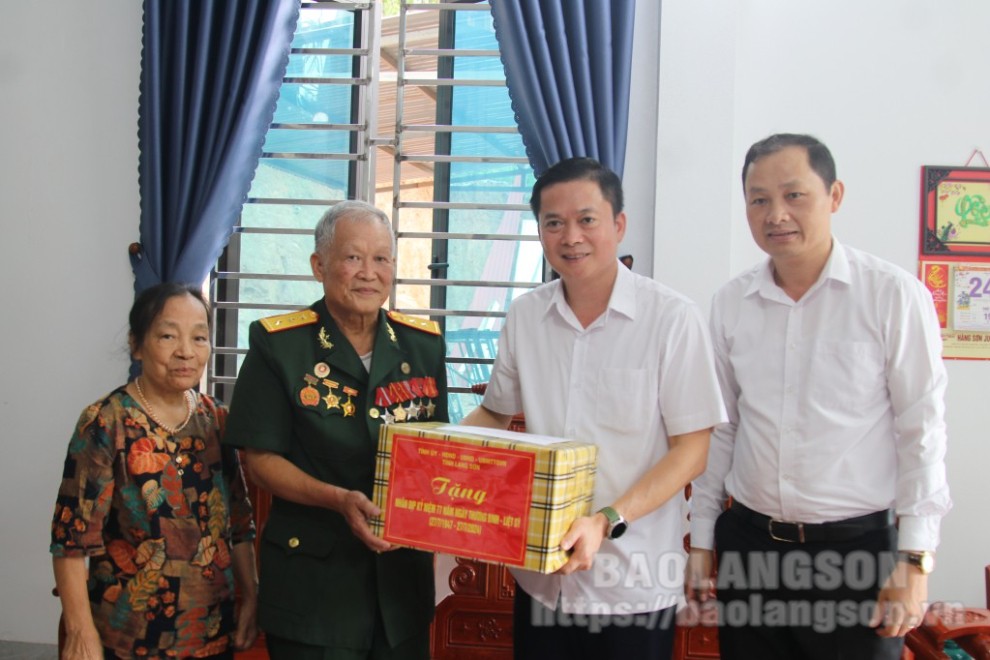 Đồng chí Đinh Hữu Học, Tỉnh ủy viên, Phó Chủ tịch HĐND tỉnh tặng quà gia đình thương binh Hoàng Đồng 