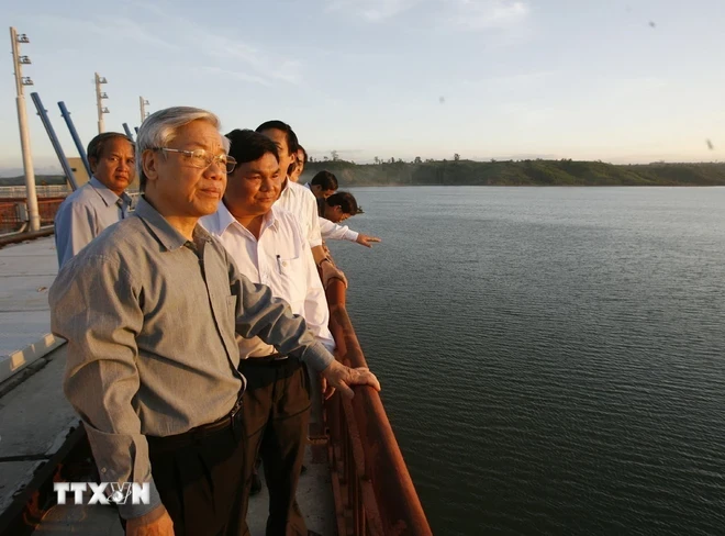 Chủ tịch Quốc hội Nguyễn Phú Trọng thăm đập tràn, Nhà máy thuỷ điện sông Ba Hạ (Phú Yên, 30/1/2010). (Ảnh : Trí Dũng/TTXVN)