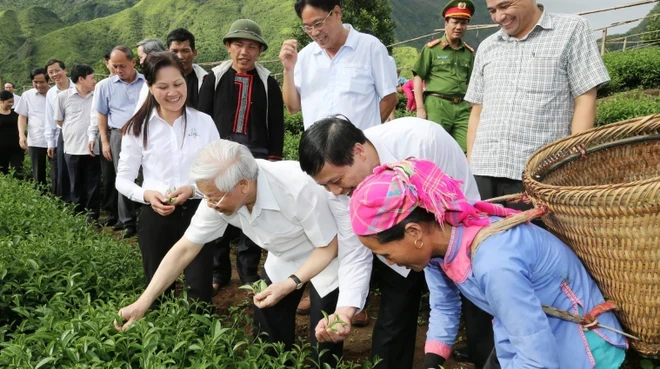 Sự giản dị, gần gũi của Tổng Bí thư khi đến thăm cuộc sống của người dân ở các thôn bản. (Ảnh:Trí Dũng/TTXVN)