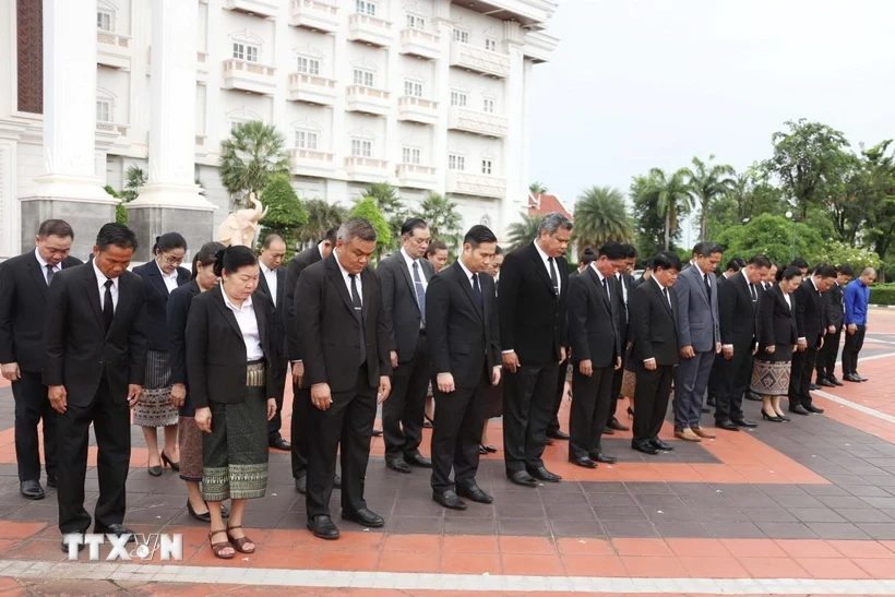 Cán bộ, nhân viên Văn phòng Thủ tướng Lào tưởng niệm Tổng Bí thư Nguyễn Phú Trọng tại Lễ Quốc tang. (Ảnh: Xuân Tú/TTXVN)