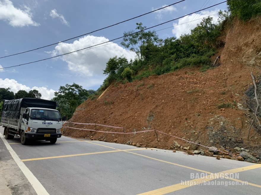 Sạt lở đất tràn xuống một nửa lòng đường, ngay đoạn cua khiến người tham gia giao thông hạn chế tầm nhìn