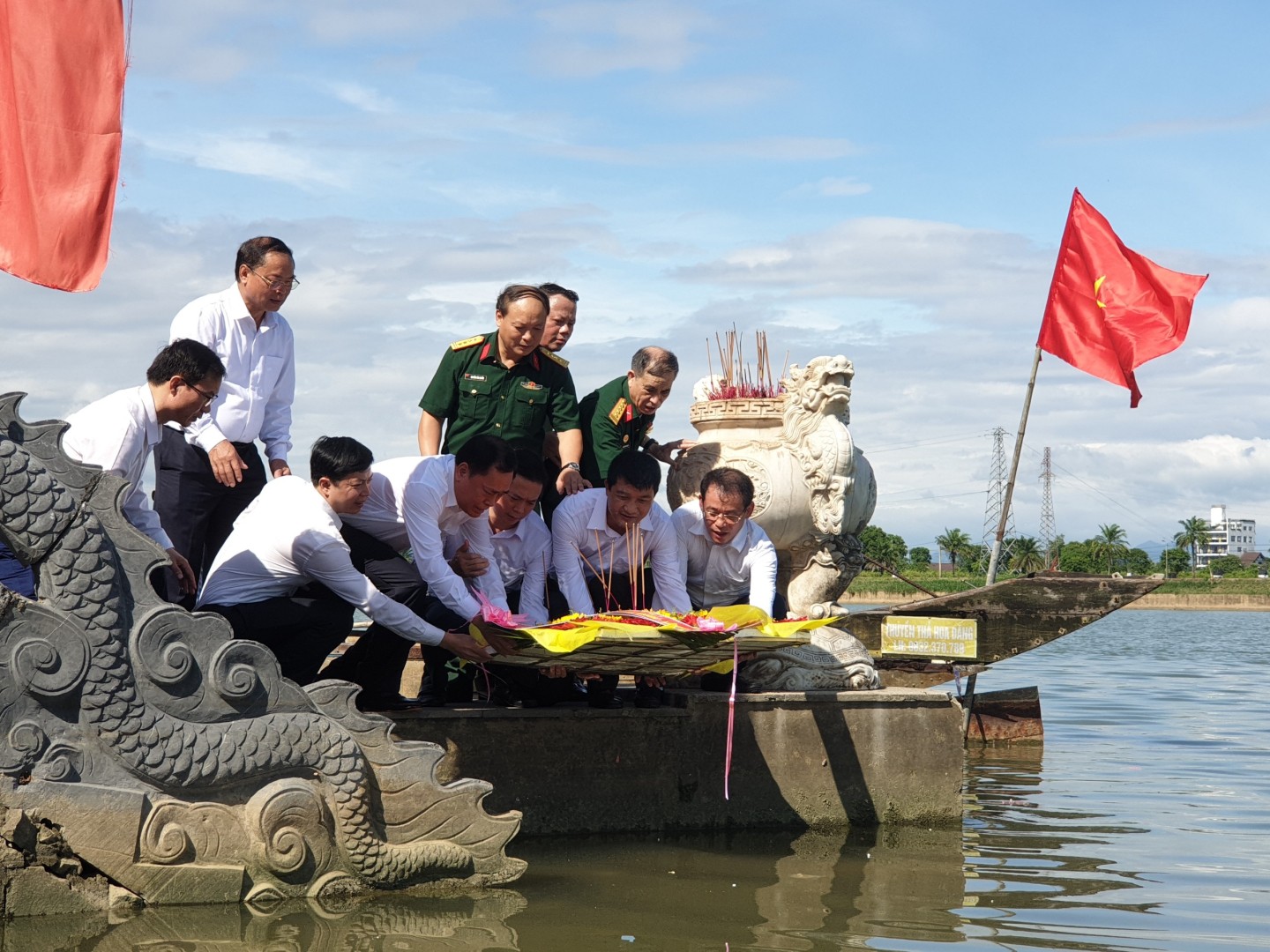 Đoàn đại biểu của tỉnh dâng hương, thả bè hoa tri ân các liệt sĩ đã hy sinh trên dòng sông Thạch Hãn (tỉnh Quảng Trị). Nơi đây đã trở thành nơi an nghỉ vĩnh hằng của các chiến sĩ Thành cổ Quảng Trị anh hùng.