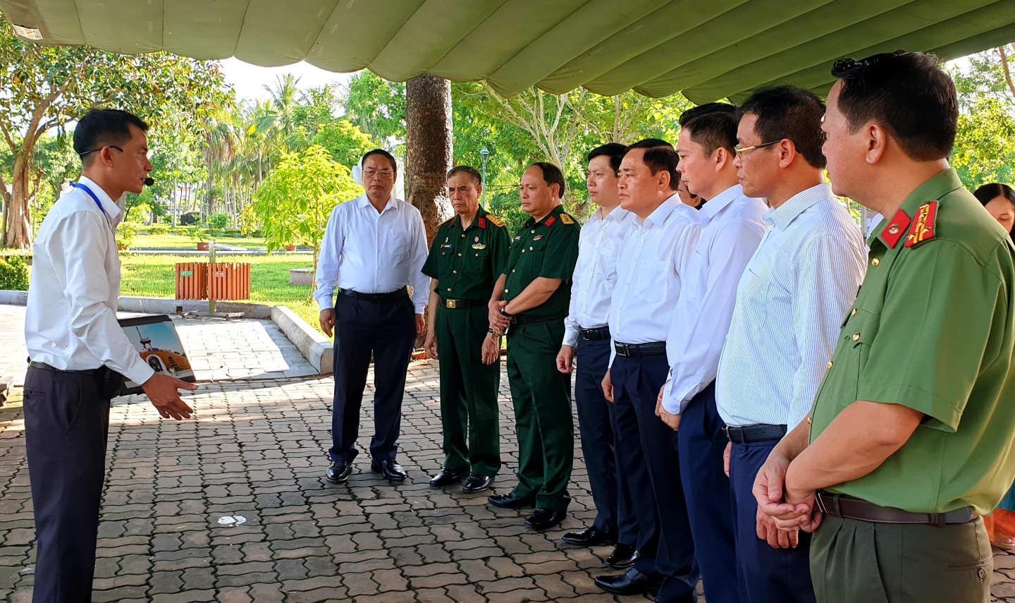 Đoàn đại biểu của tỉnh Lạng Sơn nghe hướng dẫn viên Lê Đức Dã, Trung tâm Quản lý di tích và bảo tàng, Sở VHTT&DL tỉnh Quảng Trị giới thiệu về các chứng tích tại Thành cổ Quảng Trị. 
Cuộc chiến đấu 81 ngày đêm bảo vệ Thành cổ Quảng Trị (28/6/1972 - 16/9/1972), hơn 4.000 anh hùng liệt sĩ đã anh dũng chiến đấu và nằm lại nơi Thành cổ. Tinh thần kiên cường chiến đấu và niềm tin quyết thắng của những người lính khi tuổi còn đôi mươi đã khẳng định ý chí sắt đá của con người trước bom đạn và điều kiện sống khắc nghiệt nhất của chiến tranh. 