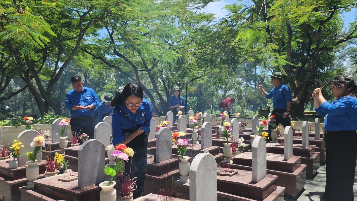 Các đoàn viên thanh niên, tuổi trẻ trong cả nước cũng tổ chức các đoàn về dâng hương, viếng mộ các liệt sĩ đang yên nghỉ tại Nghĩa trang liệt sĩ quốc gia Trường Sơn (tỉnh Quảng Trị). Đây là hoạt động ý nghĩa nhằm giáo dục truyền thống 