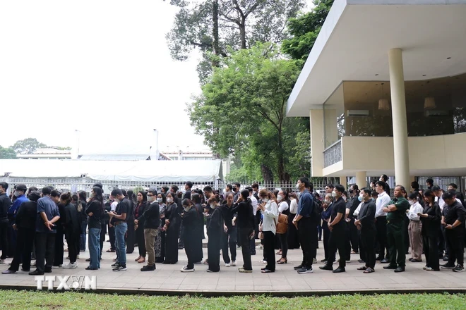 Đông đảo người dân Thành phố Hồ Chí Minh vào viếng Tổng Bí thư Nguyễn Phú Trọng tại Hội trường Thống Nhất sáng 26/7. (Ảnh: Thu Hương/TTXVN)