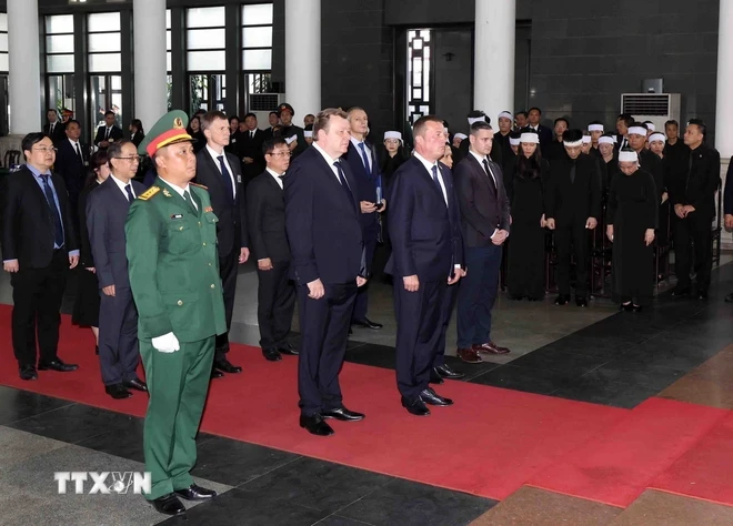 Đoàn Cộng hòa Belarus do ông Siarhei Khamenka, Phó Chủ tịch Thượng viện Cộng hòa Belarus làm Trưởng đoàn, viếng Tổng Bí thư Nguyễn Phú Trọng. (Ảnh: TTXVN)