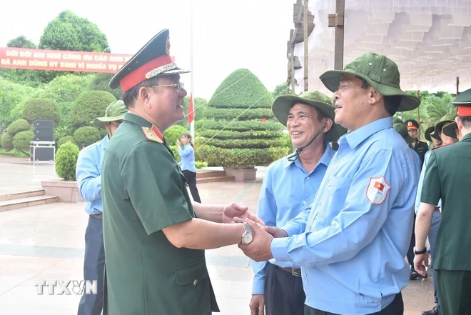 Đoàn công tác Quân khu thăm hỏi, động viên cán bộ, chiến sỹ Đội K51 trong thực hiện nhiệm vụ tìm kiếm, quy tập hài cốt liệt sỹ. (Ảnh: Nguyên Dung/TTXVN)