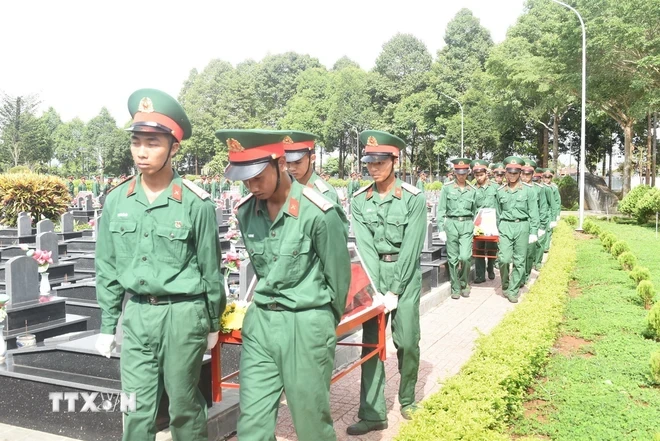 Hài cốt 27 liệt sỹ quân tình nguyện và chuyên gia Việt Nam hy sinh trên trong thời kỳ chiến tranh trên chiến trường tỉnh Mondulkiri, Campuchia được quy tập trong mùa khô 2023-2024. (Ảnh: Nguyên Dung/TTXVN)