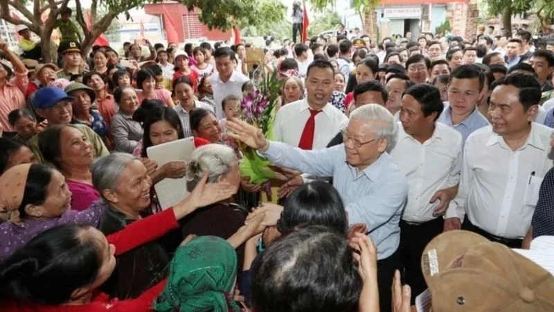 Tổng Bí thư Nguyễn Phú Trọng với nhân dân thôn Thượng Điện, xã Vinh Quang, huyện Vĩnh Bảo trong Ngày hội Đại đoàn kết toàn dân tộc thành phố Hải Phòng, chiều 15/11/2017. (Ảnh: TTXVN)