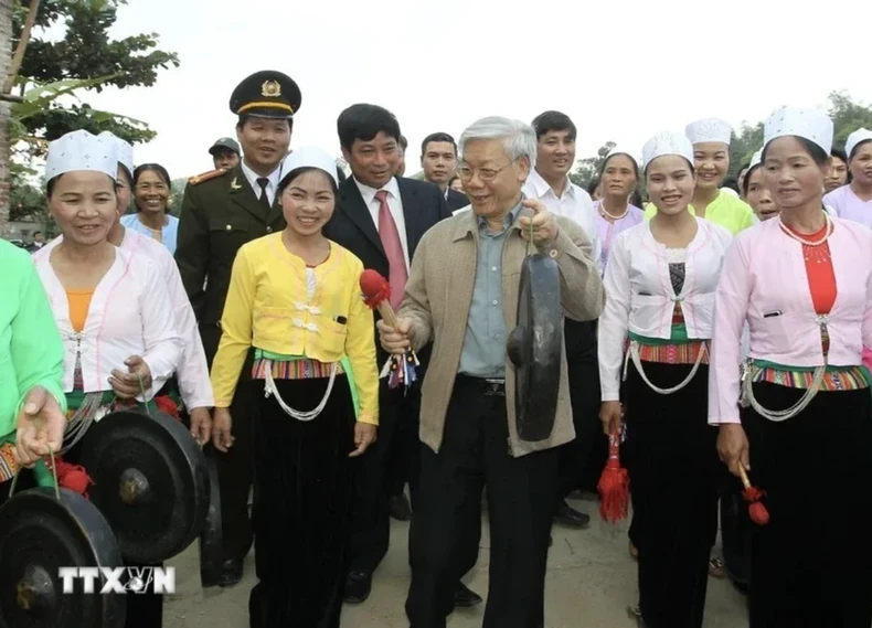 Tổng Bí thư Nguyễn Phú Trọng cùng đánh cồng với đồng bào dân tộc Mường trong Ngày hội Đại đoàn kết toàn dân tộc khu dân cư xóm Cầu, xã Bắc Sơn, huyện Kim Bôi, tỉnh Hòa Bình (13/11/2011). (Ảnh: TTXVN)