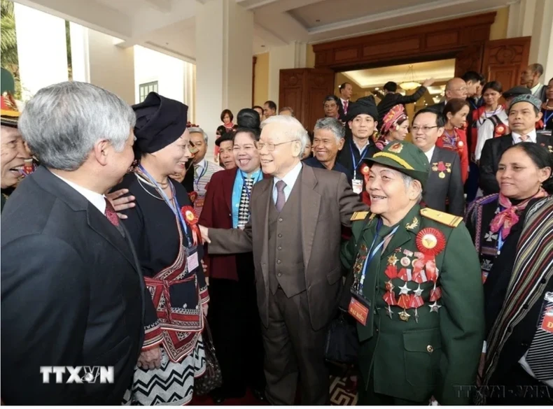 Tổng Bí thư Nguyễn Phú Trọng với đại biểu người có uy tín, nhân sĩ trí thức, doanh nhân dân tộc thiểu số tiêu biểu toàn quốc (Hà Nội, 18/12/2017). (Ảnh: TTXVN)