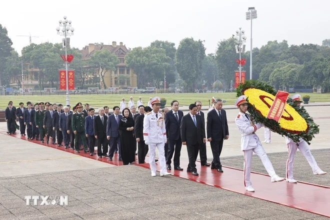 Đoàn đại biểu Ban Chấp hành Trung ương Đảng, Chủ tịch nước, Quốc hội, Chính phủ, Ủy ban Trung ương Mặt trận Tổ quốc Việt Nam đặt vòng hoa, vào Lăng viếng Chủ tịch Hồ Chí Minh. (Ảnh: Doãn Tấn/TTXVN)