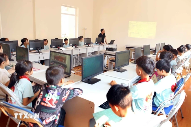 Giờ học môn Tin học của học sinh Trường Phổ thông Dân tộc bán trú Tiểu học Đoàn Kết, xã biên giới Ma Ly Pho, trường đạt chuẩn quốc gia mức độ I. (Ảnh: Quý Trung/TTXVN)