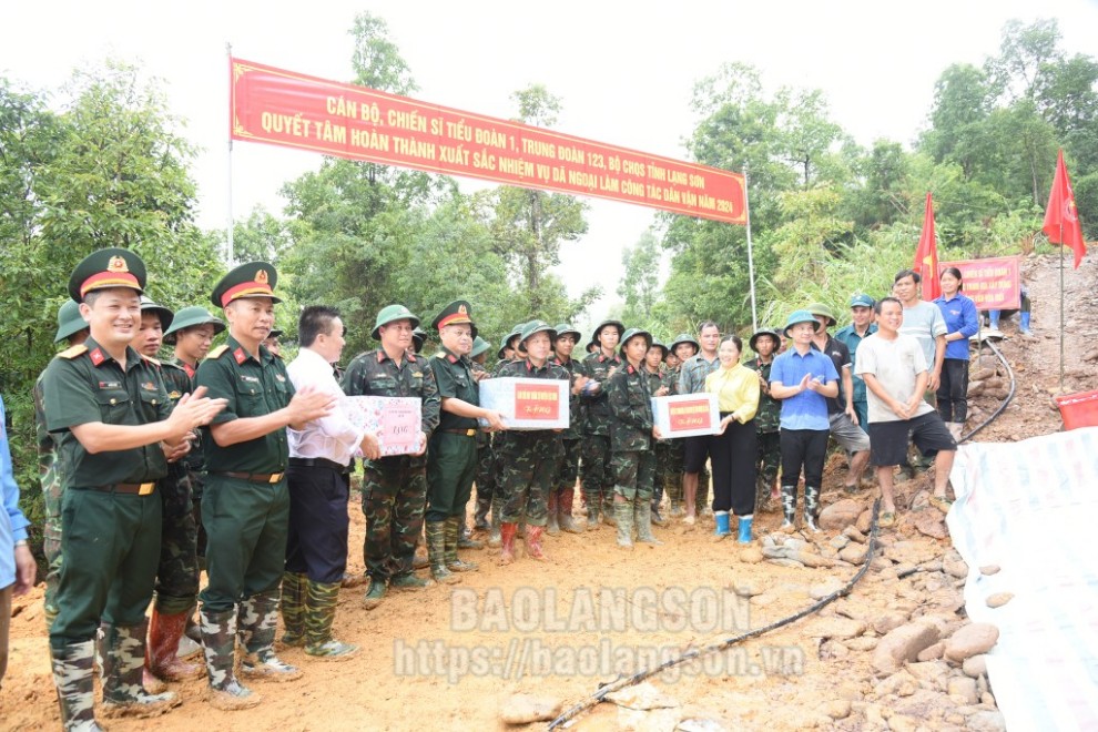 Đoàn công tác của Ban Dân vận Tỉnh ủy và đại diện Bộ CHQS tỉnh và UBND huyện Lộc Bình tặng quà cho cán bộ, chiến sĩ và bà con tham gia làm đường