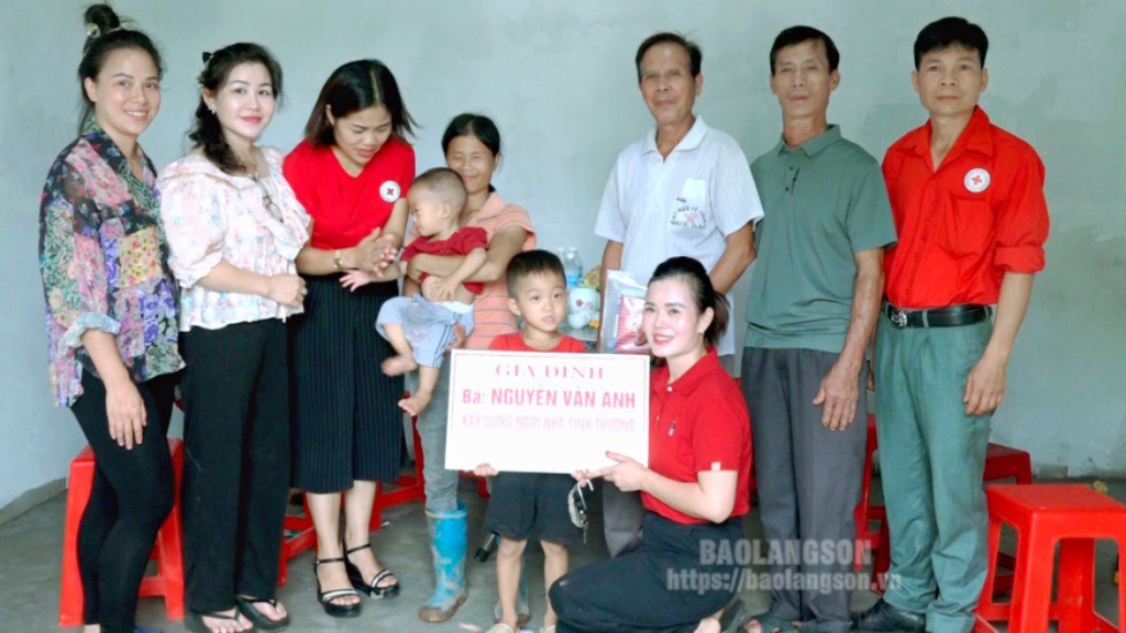 Các nhà hảo tâm trao tiền xây nhà tình thương cho gia đình Nịnh Thị Nhất, xã Nam Quan, huyện Lộc Bình