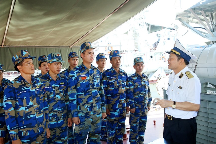 Lãnh đạo Quân chủng Hải quân kiểm tra, động viên cán bộ, chiến sĩ Tàu 331, Hải đội 315, Lữ đoàn 172, Vùng 3 Hải quân. Ảnh: VŨ HƯỞNG 