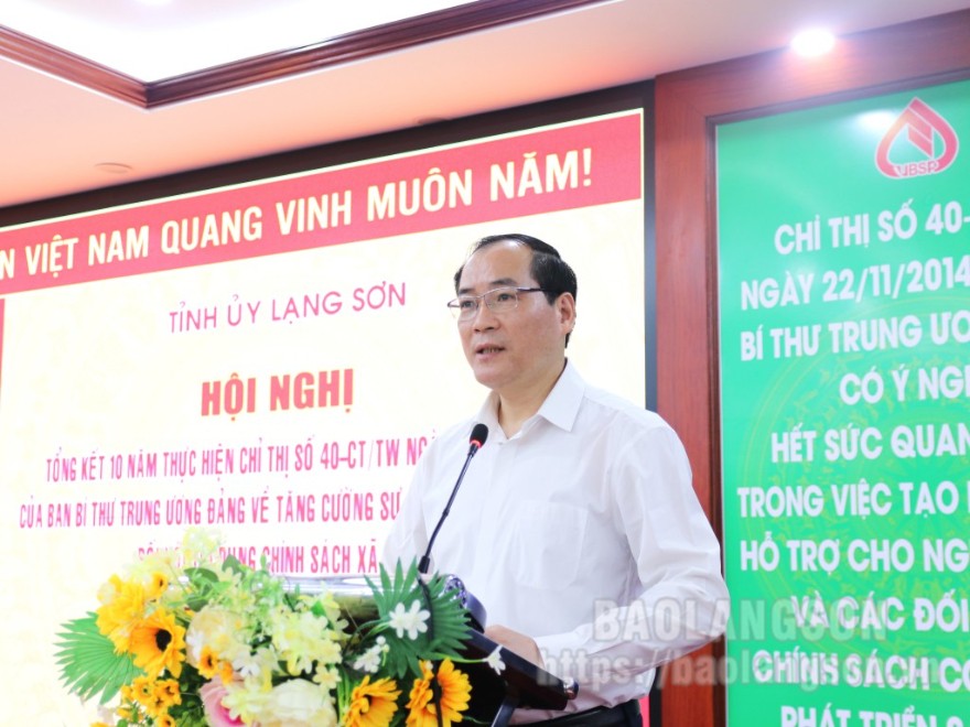 Đồng chí Dương Xuân Huyên, Ủy viên Ban Thường vụ Tỉnh ủy, Phó Chủ tịch Thường trực UBND tỉnh, Trưởng Ban đại diện Hội đồng quản trị NHCSXH tỉnh phát biểu tại hội nghị