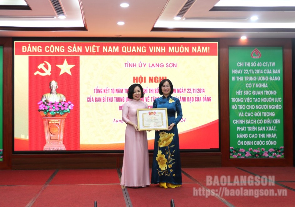 Phó Tổng Giám đốc NHCSXH Việt Nam trao bằng khen của Ban Chấp hành Trung ương Đoàn Thanh niên Cộng sản Hồ Chí Minh cho cá nhân có thành tích đóng góp trong 10 năm triển khai thực hiện Chỉ thị số 40-CT/TW 