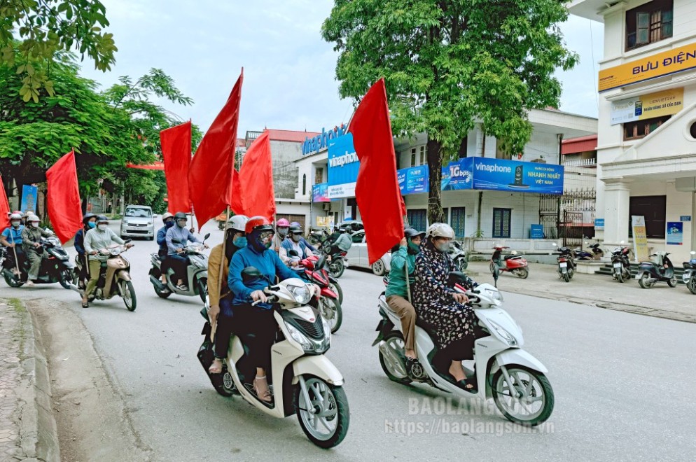 Hội viên phụ nữ diễu hành tuyên truyền phòng, chống mua bán người trên các trục đường chính của huyện Văn Lãng