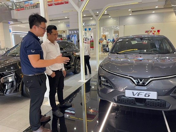 Người dùng “mục sở thị” VF 6 trưng bày tại showroom Long An.