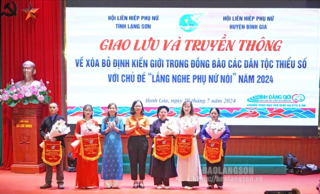 Đại diện Hội LHPN tỉnh tặng cờ lưu niệm cho các đơn vị tham gia chương trình.