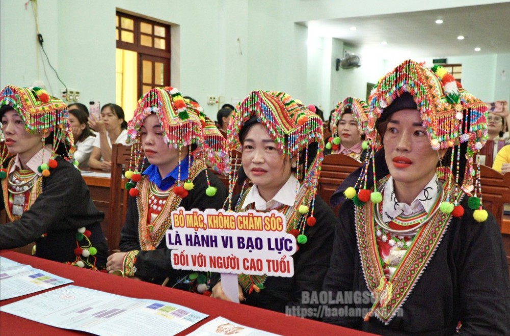 Các đại biểu tham gia chương trình.