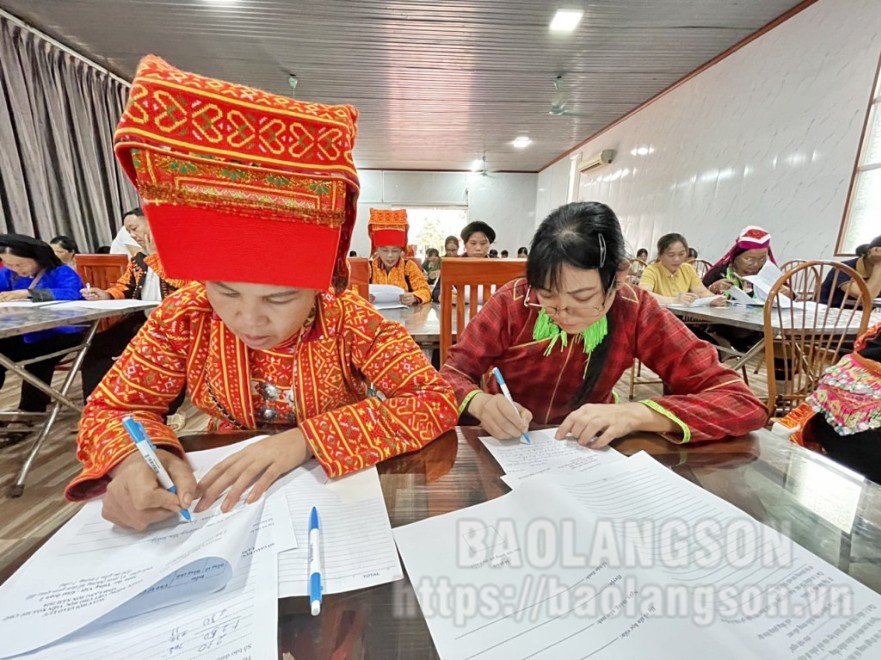 Học viên tham gia làm bài thi tại ngày hội