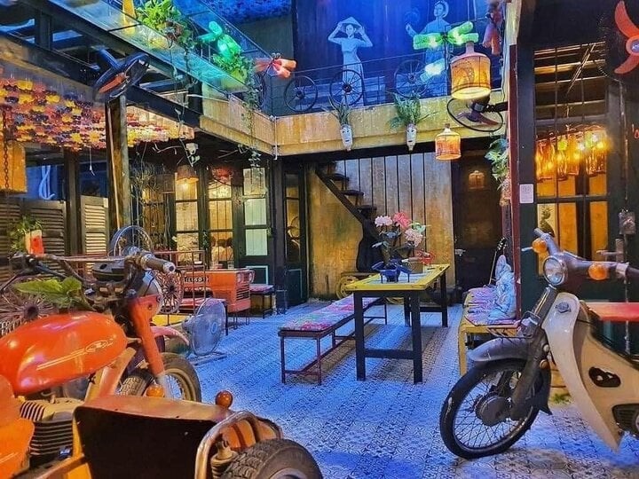 Quán được trang trí toàn bộ bằng đồ tái chế thân thiện với môi trường. (Ảnh: Hidden Gem Cafe)