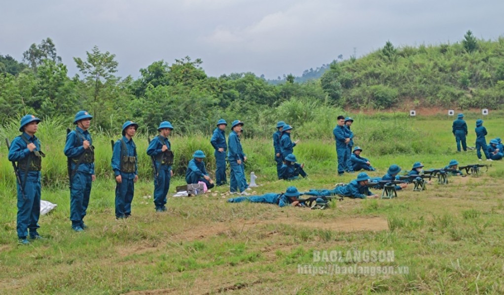 Các chiến sĩ tự vệ tập bắn súng tiểu liên AK bài 1b trên thao trường