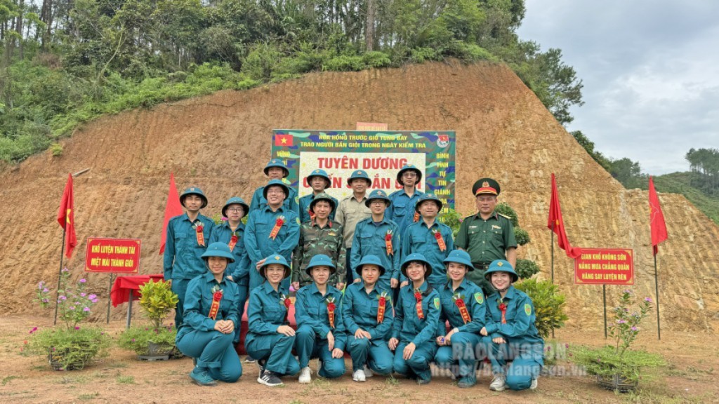 Các chiến sĩ đạt loại giỏi bắn súng AK bài 1b được tuyên dương, khen thưởng trong đợt huấn luyện