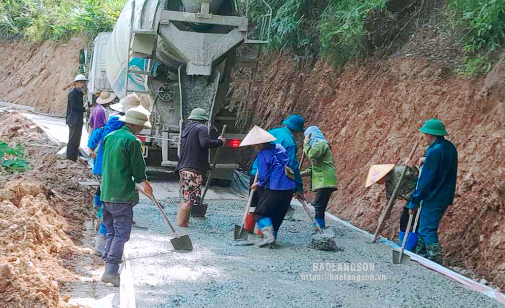  Nhân dân thôn Nà Tình cùng đơn vị thi công đổ bê tông tuyến đường Nà Tình - Nà Phượng 