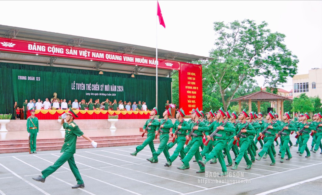 Cán bộ, chiến sĩ Bộ Chỉ huy Quân sự tỉnh tham gia duyệt đội ngũ tại Lễ tuyên thệ chiến sĩ mới năm 2024 Ảnh: DƯƠNG NGUYÊN