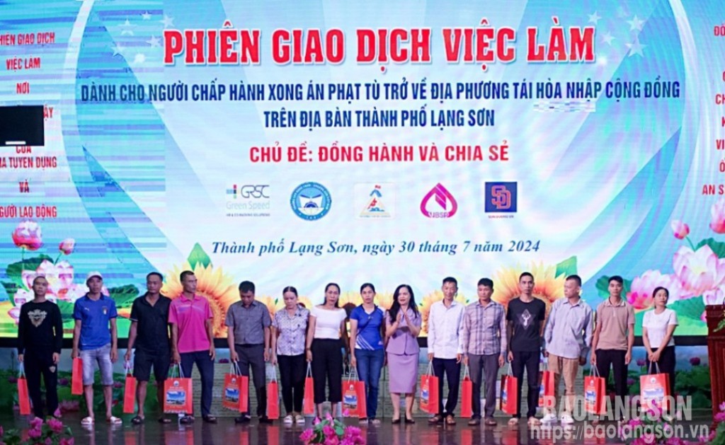 
Lãnh đạo Ban Văn hoá xã hội, HĐND tỉnh trao quà của Tỉnh uỷ, HĐND, UBND, Uỷ ban MTTQ tỉnh cho người lao động có hoàn cảnh khó khăn tham gia phiên giao dịch việc làm
