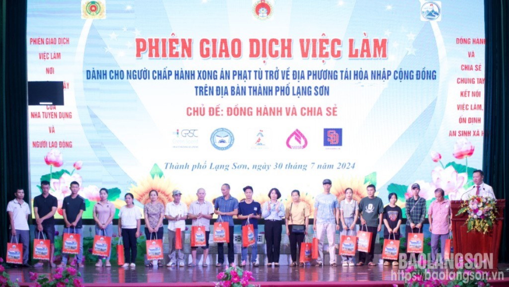 
Lãnh đạo Sở LĐTB&XH tỉnh tặng quà của Tỉnh uỷ, HĐND, UBND, Uỷ ban MTTQ tỉnh cho người lao động
