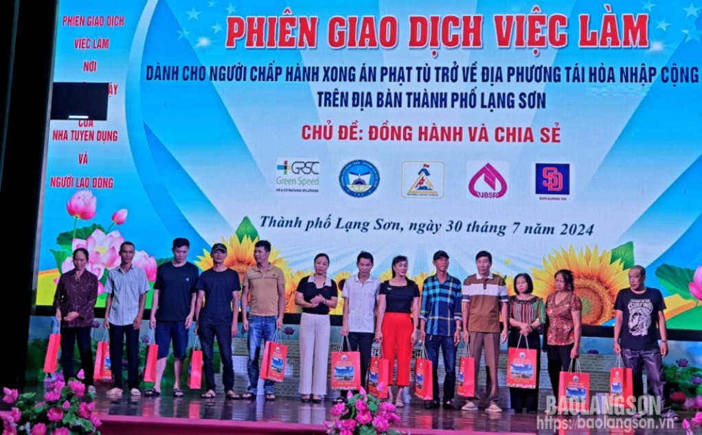 
Lãnh đạo UBND thành phố Lạng Sơn trao quà cho người lao động
