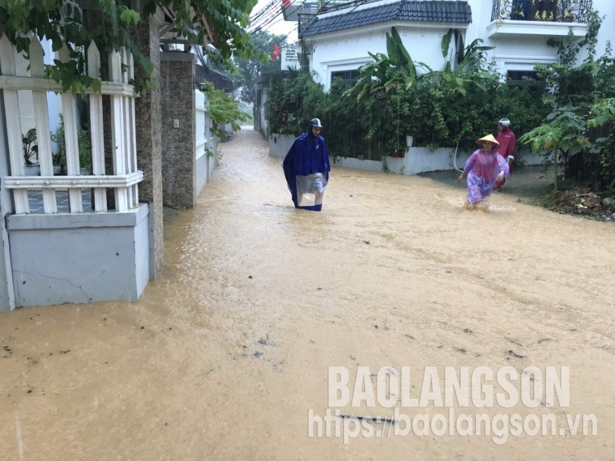 Mưa lớn gây ngập úng tại khu vực Bản Viển, xã Hoàng Đồng, thành phố Lạng Sơn