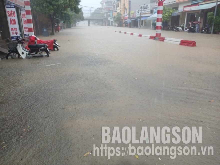 Ngập úng tại khu vực cầu chui ngã tư Mỹ Sơn, phường Vĩnh Trại, thành phố Lạng Sơn