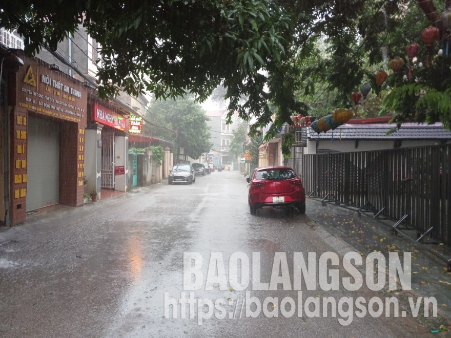 Nhiều phương tiện dừng đỗ tại đường Lê Đại Hành, phường Vĩnh Trại, thành phố Lạng Sơn do không thể lưu thông ra khu vực lân cận