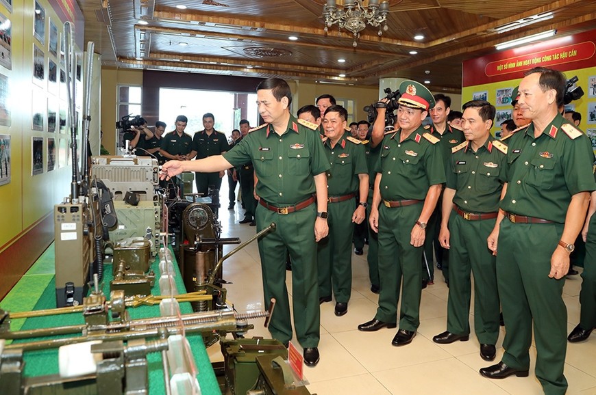 Đại tướng Phan Văn Giang tham quan mô hình sáng kiến cải tiến kỹ thuật của Quân đoàn 4.