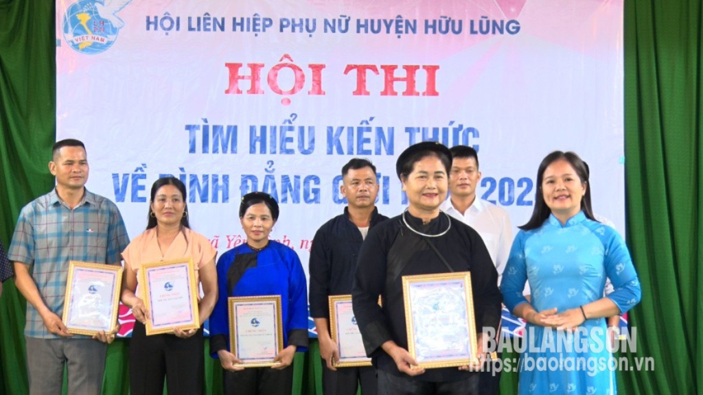 Lãnh đạo Hội Liên hiệp Phụ nữ huyện Hữu Lũng trao giải nhất cho đội thi đến từ Tổ truyền thông cộng đồng thôn Vĩnh Yên, xã Hòa Bình