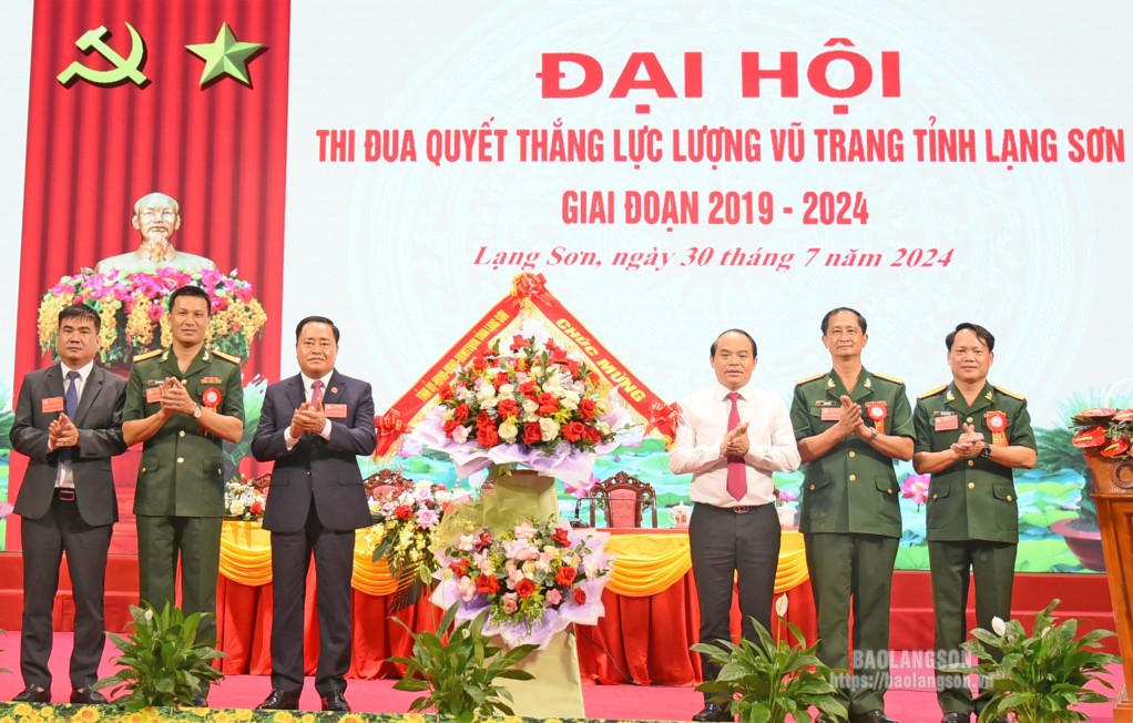 Đồng chí Nguyễn Quốc Đoàn, Uỷ viên Trung ương Đảng, Bí thư Tỉnh uỷ tặng hoa chúc mừng đại hội