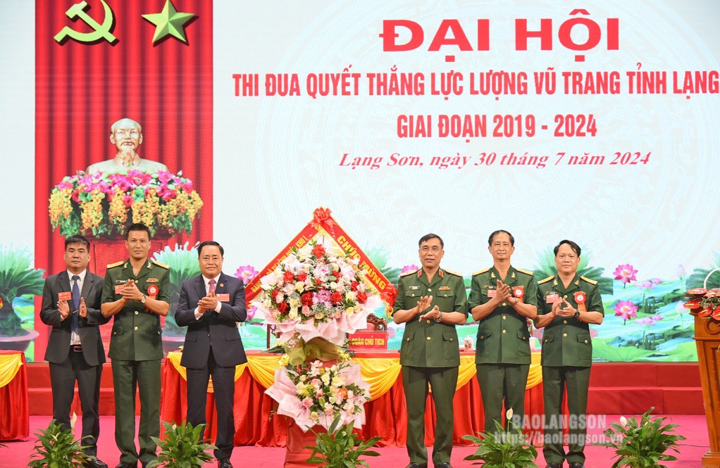 Thiếu tướng Hoàng Văn Hữu, Phó Tư lệch Quân khu 1 tặng hoa chúc mừng đại hội