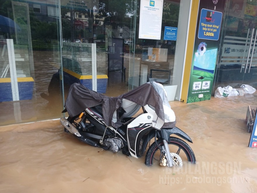 Mưa lớn gây ngập lụt tại một số cửa hàng kinh doanh trên địa bàn phường Vĩnh Trại, thành phố Lạng Sơn