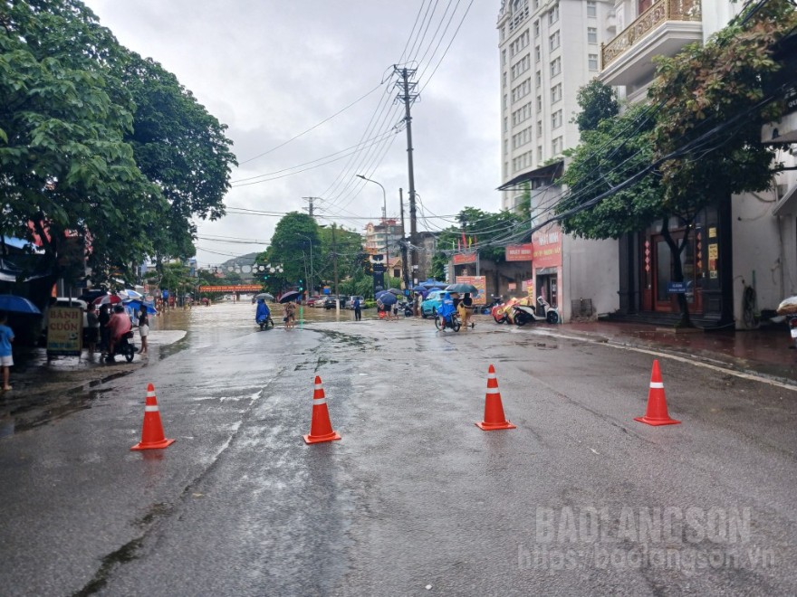 Các đơn vị liên quan đã có cảnh báo đối với một số tuyến đường ngập lụt để đảm bảo an toàn về người và phương tiện khi tham gia giao thông