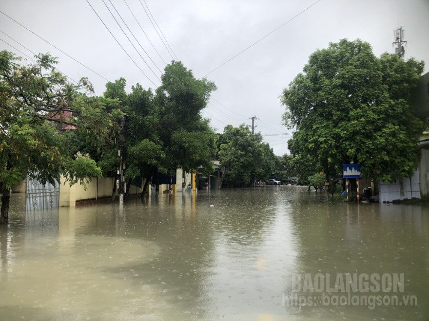 Ngập lụt tại ngã tư Phai Trần, xã Hoàng Đồng, thành phố Lạng Sơn